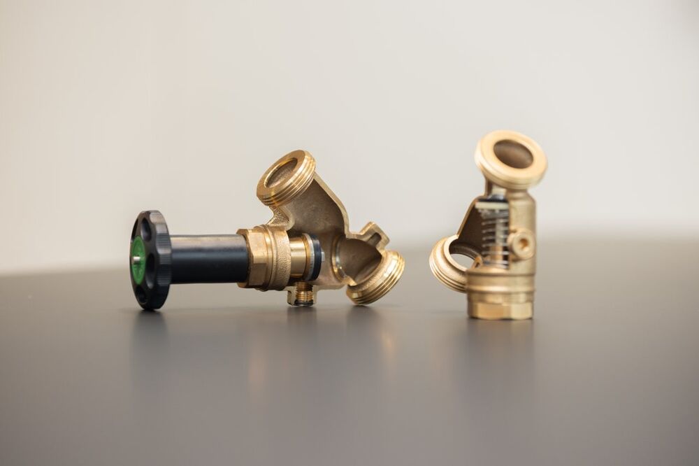 Querschnitte des JRG-LegioStop-Schrägsitzventils und des JRG-Rückflussverhinderers.